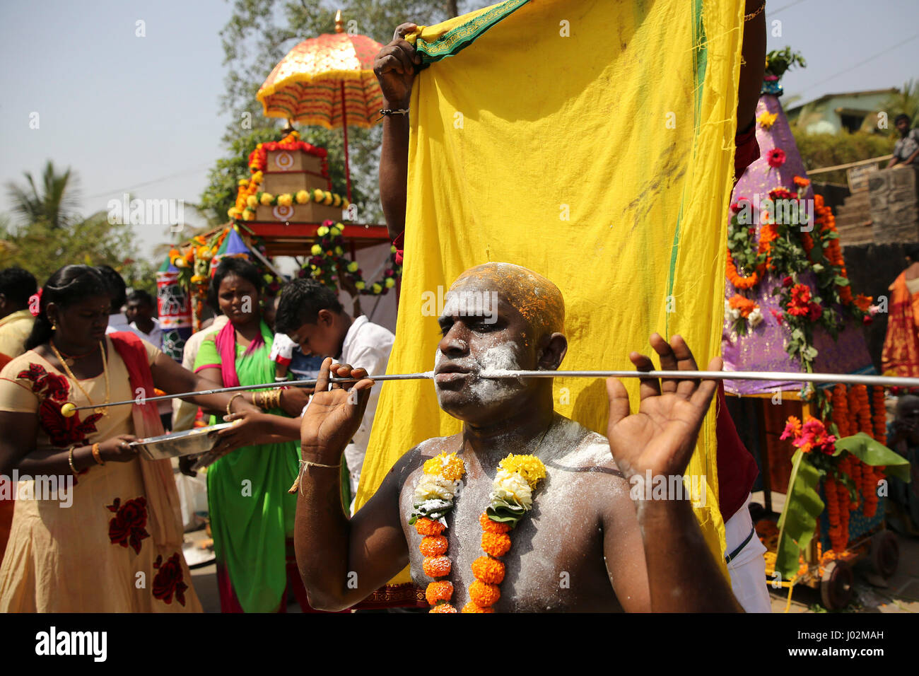 Maharashtra, India. 9 apr, 2017. Un devoto trafitto con perni di metallo come parte del rituale detenute per i tamil festival di Panguni Uthiram tenutasi a Ambernath nel Maharashtra, India. Credito: Chirag Wakaskar/Alamy Live News Foto Stock