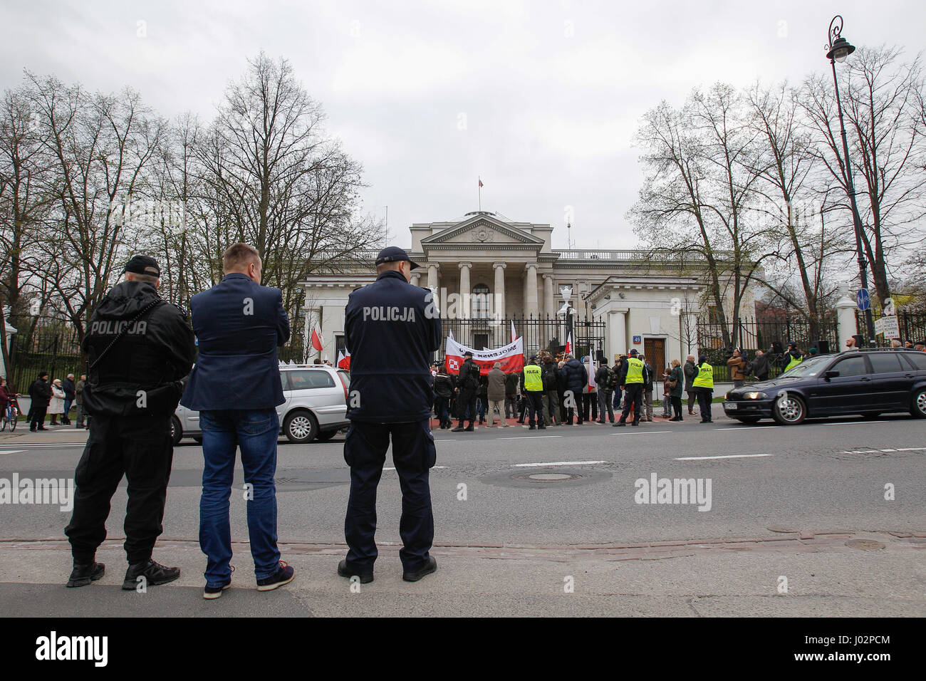 Varsavia, Polonia. Il 9 aprile 2017. Le persone sono considerate in un raduno di fronte all'ambasciata russa a Varsavia alla vigilia della commemorazione del disastro a Smolensk il 9 aprile, 2017. Gli organizzatori della domanda il ritorno del governo relitto aereo dal 2010 crash di Smolensk, Russia. La Russia si rifiuta di consegnare i resti per motivi sconosciuti. Credito: Jaap Arriens/Alamy Live News Foto Stock