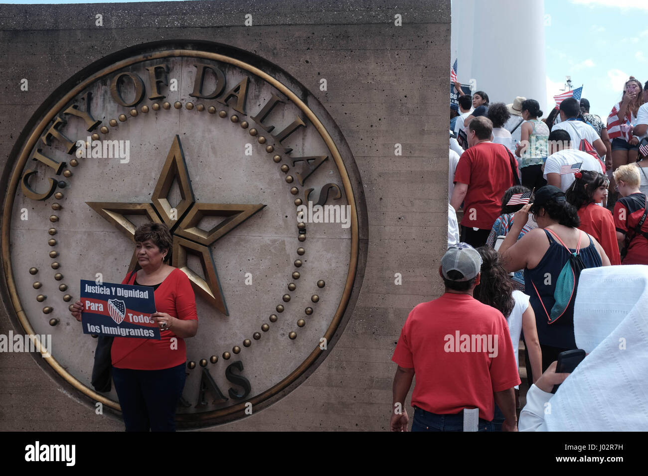 Dallas, Texas. Il 9 aprile 2017. Migliaia di dimostranti al rally di Dallas City Hall a supporto della migrazione di riforma. Keith Adamek/Alamy Live News Foto Stock