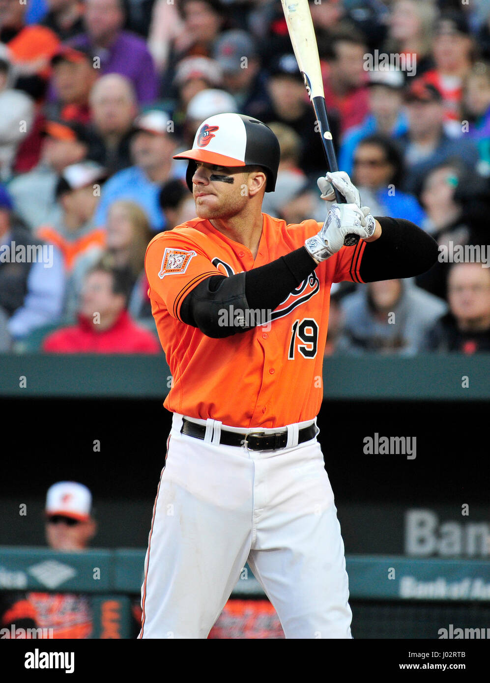 Baltimore Orioles primo baseman Chris Davis (19) pipistrelli nel settimo inning contro i New York Yankees a Rigogolo Park a Camden Yards a Baltimora, MD su Sabato, 8 aprile 2017. Gli Orioles ha vinto il gioco 5 - 4. Credit:Sachs/MediaPunch (restrizione: NO New York o New Jersey o giornali quotidiani nel raggio di 75 miglia da New York City) Foto Stock