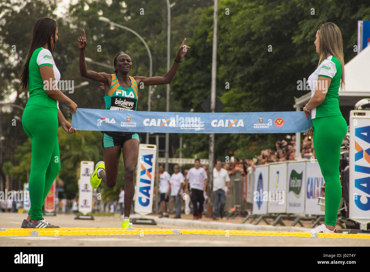 Sao Paulo, Brasile. Il 9 aprile 2017. SAO PAULO, SP, 09.04.2016 - MARATONA-SP- Leah Jerotich (Quenia) ,conquista o primeiro lugar nn. 42 km com o tempo de 02:41:58 duranti un 23ª edição da Maratona Internacional de São Paulo, realizado na cidade de São Paulo, SP, neste domingo (09). (Foto: DANILO FERNANDES/BRASILE PHOTO PRESS) Credito: Brasile Photo Press/Alamy Live News Foto Stock