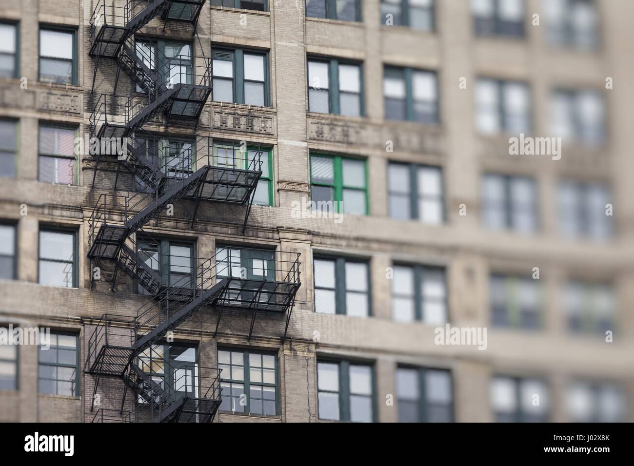 Metal fire escape al di fuori di edificio ad appartamenti per le situazioni di emergenza Foto Stock