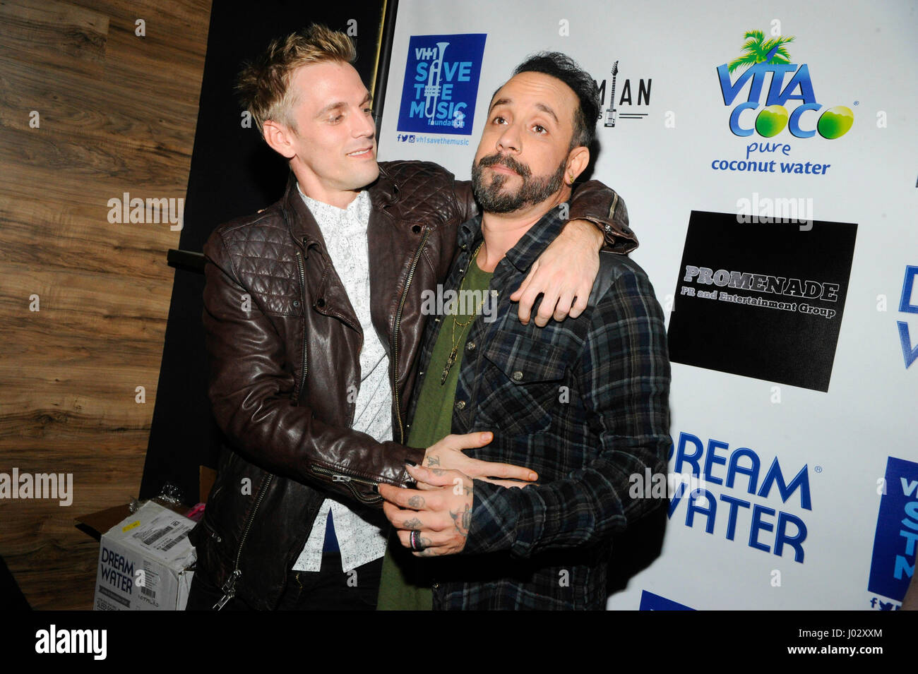 Aaron Carter (l) e A. J. McLean frequentare VH1 Rock scuole concerto presso la zecca sul dicembre 11, 2015 a Los Angeles, California. Foto Stock