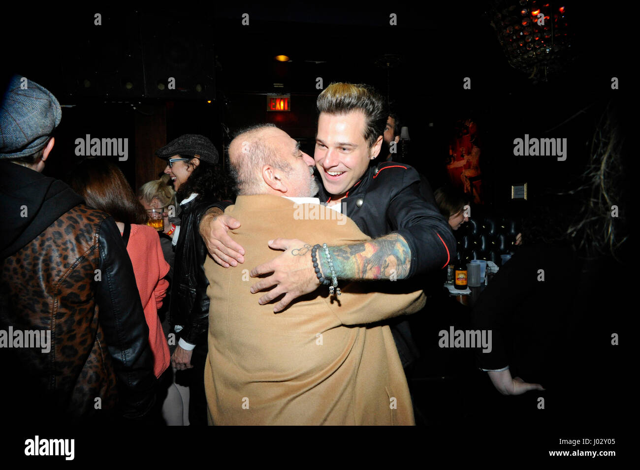 (L-R) Ken Davitian e Ryan Cabrera abbracciando all'interno di VH1 Rock scuole concerto presso la zecca sul dicembre 11, 2015 a Los Angeles, California. Foto Stock