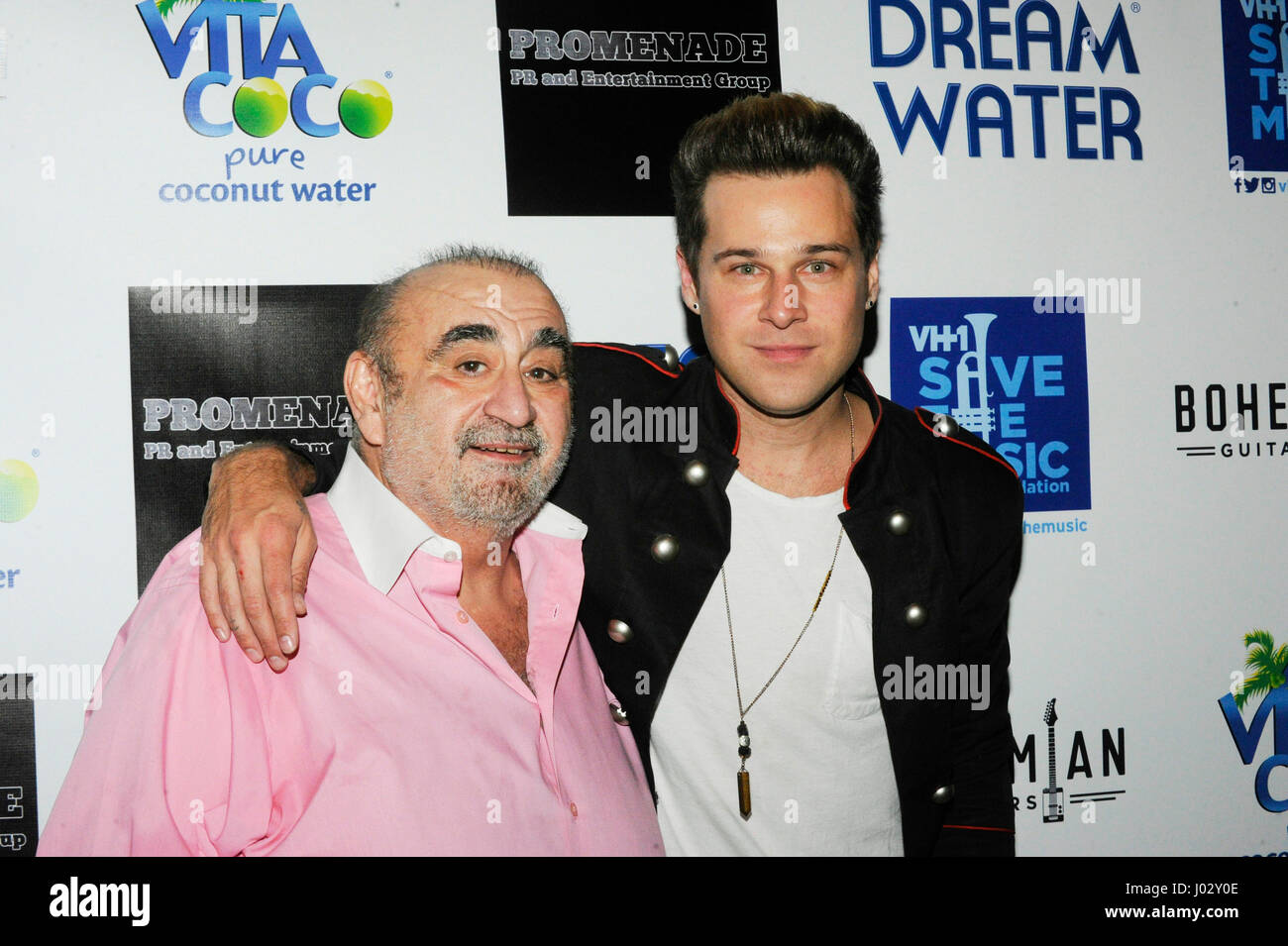 (L-R) Ken Davitian e Ryan Cabrera assiste VH1 Rock scuole concerto presso la zecca sul dicembre 11, 2015 a Los Angeles, California. Foto Stock