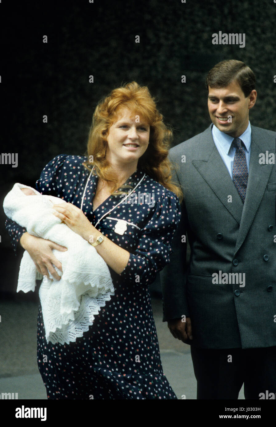 Il Duca e la duchessa di York Sarah Ferguson e il principe Andréj lasciando Portland Ospedale con la loro figlia principessa Beatrice. Agosto 1988. Foto Stock