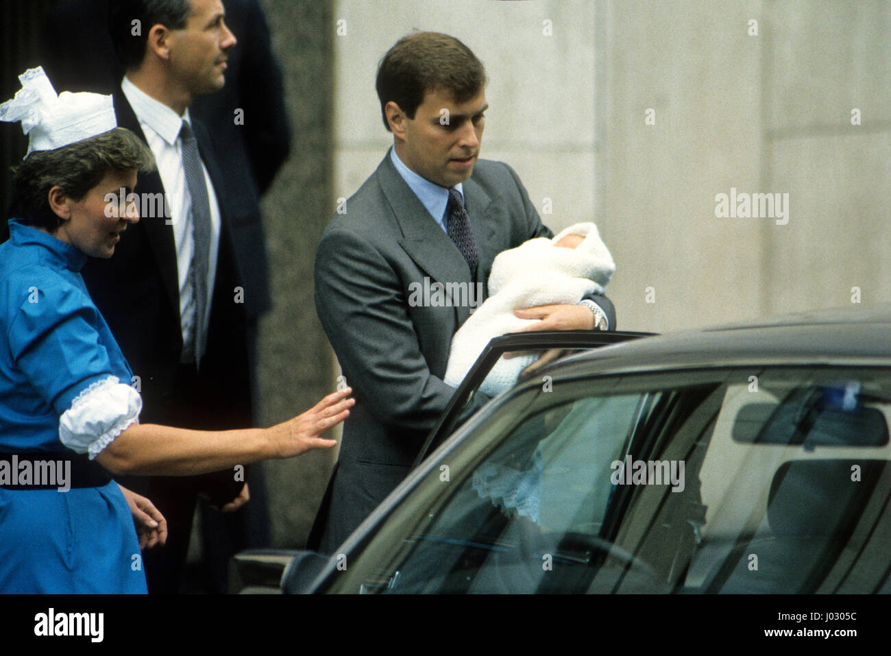 Il Duca di York il principe Andréj lasciando Portland Ospedale con la loro figlia principessa Beatrice. Agosto 1988. Foto Stock