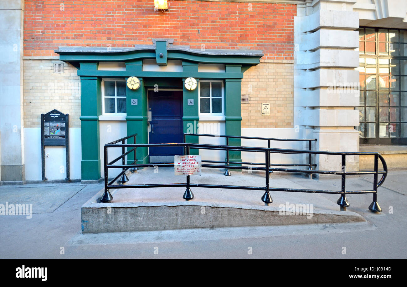 Londra, Inghilterra, Regno Unito. Accesso per disabili rampa all'ingresso posteriore al Giubileo Hall servizi igienici pubblici, Covent Garden Foto Stock