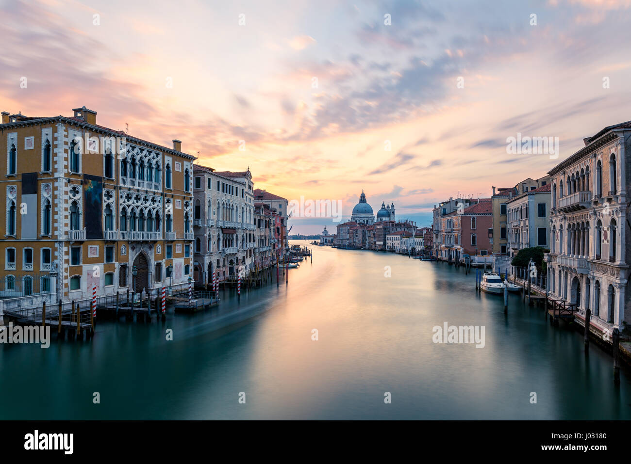 Canal Grande visto dal Ponte dell Accademia con la Basilica di Santa Maria della Salute in background in Venezia, Italia Foto Stock