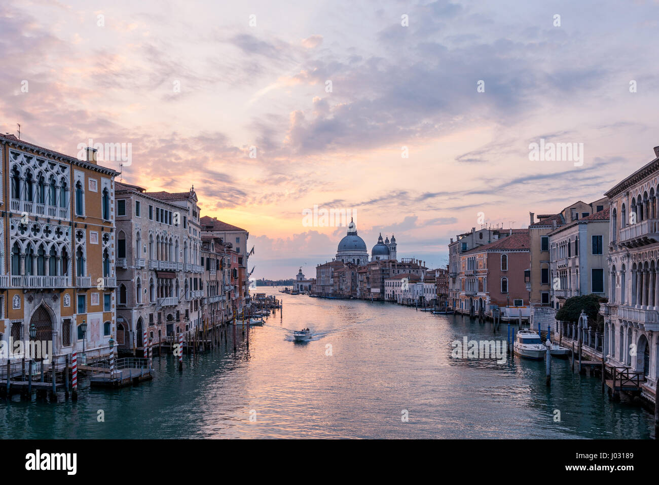 Canal Grande visto dal Ponte dell Accademia con la Basilica di Santa Maria della Salute in background in Venezia, Italia Foto Stock