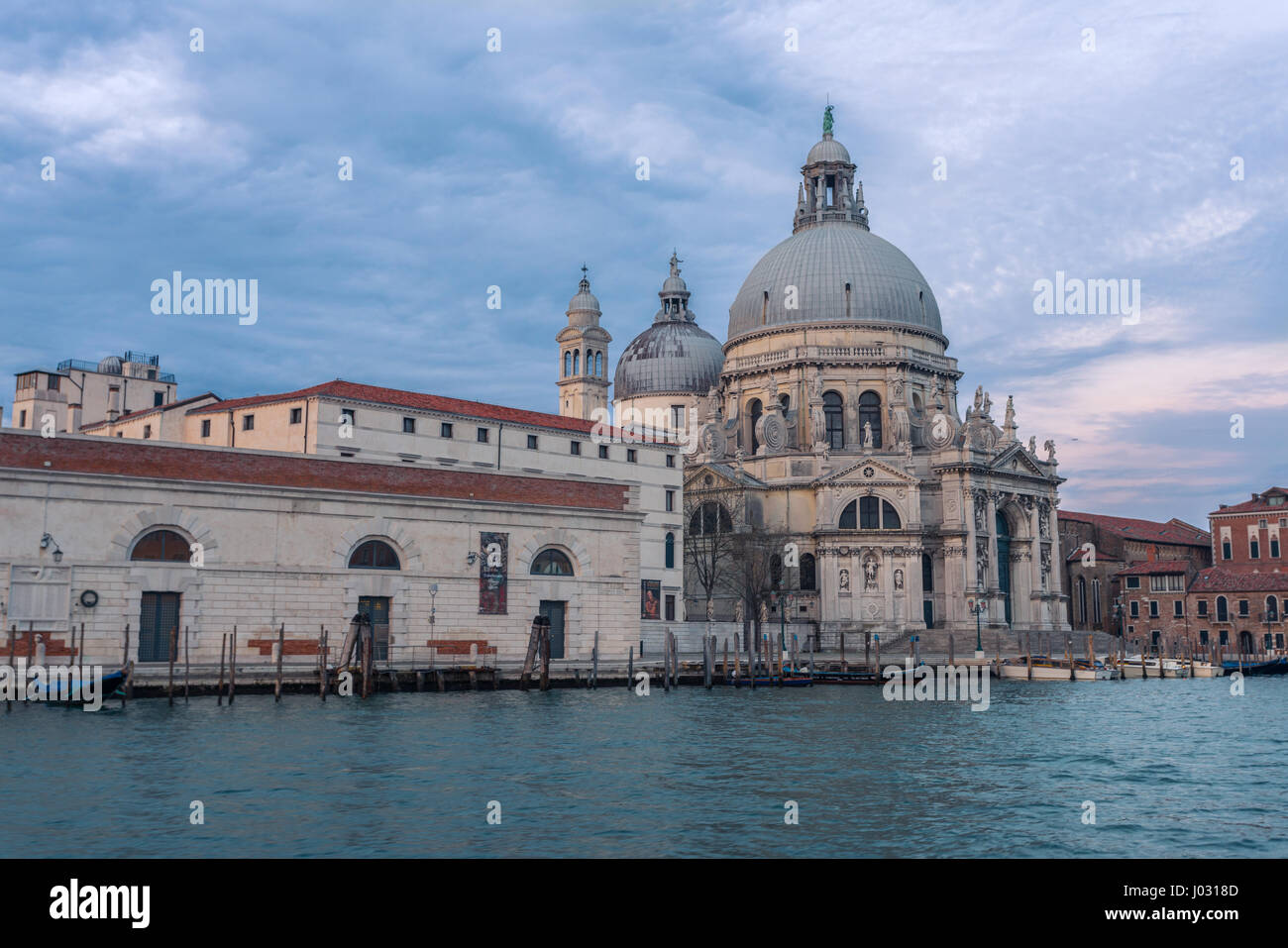 Basilica di Santa Maria della salute durante il blu ora visto da un vaporetto a Venezia, Italia Foto Stock