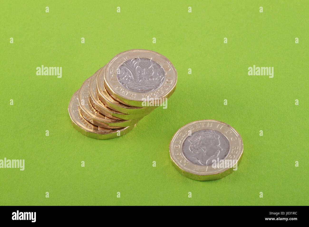 New British, Regno Unito una libbra di monete su uno sfondo verde. Esso è stato rilasciato in circolazione il 28 marzo 2017. Foto Stock