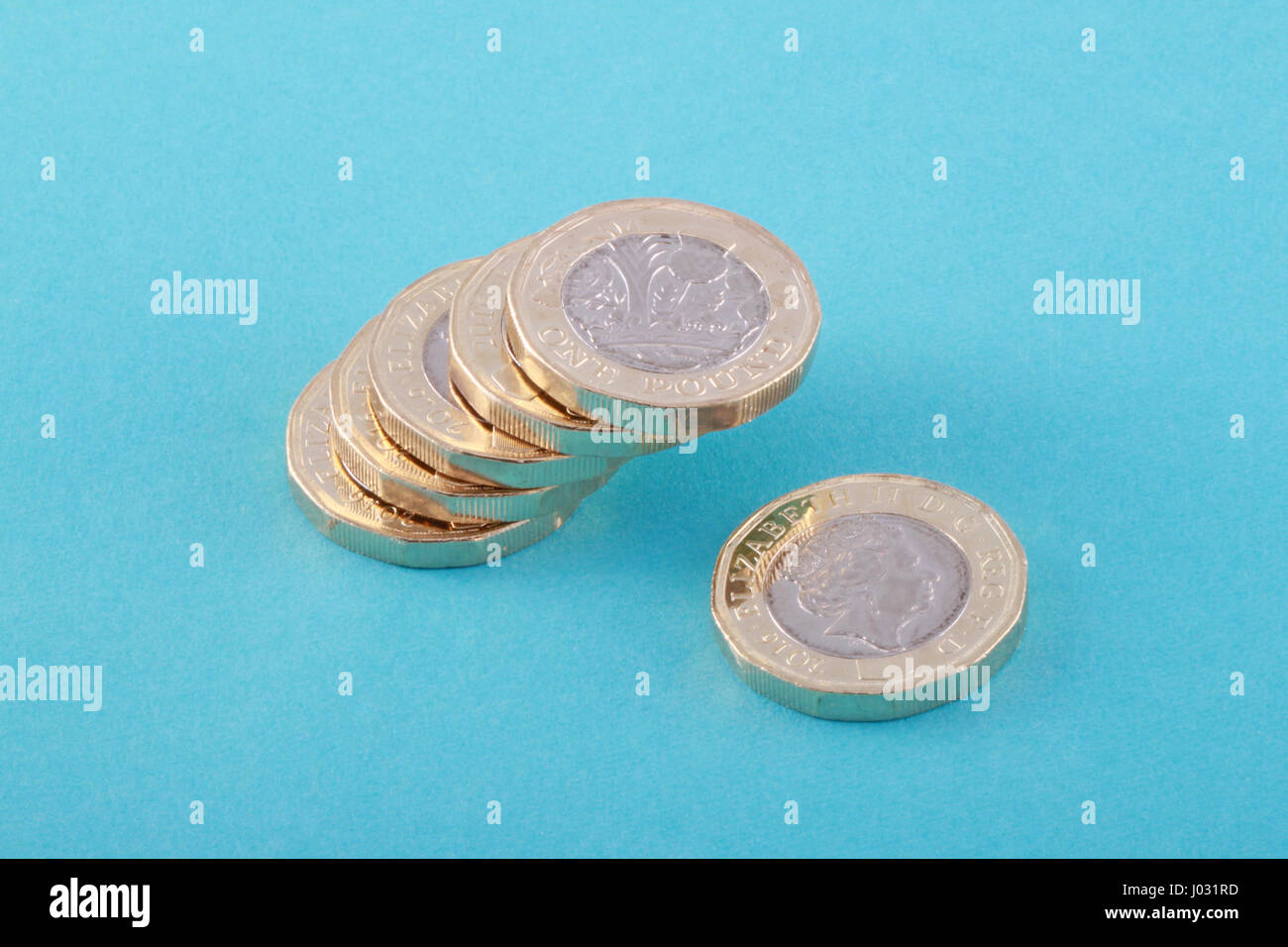 New British, Regno Unito una libbra di monete su uno sfondo blu. Esso è stato rilasciato in circolazione il 28 marzo 2017. Foto Stock