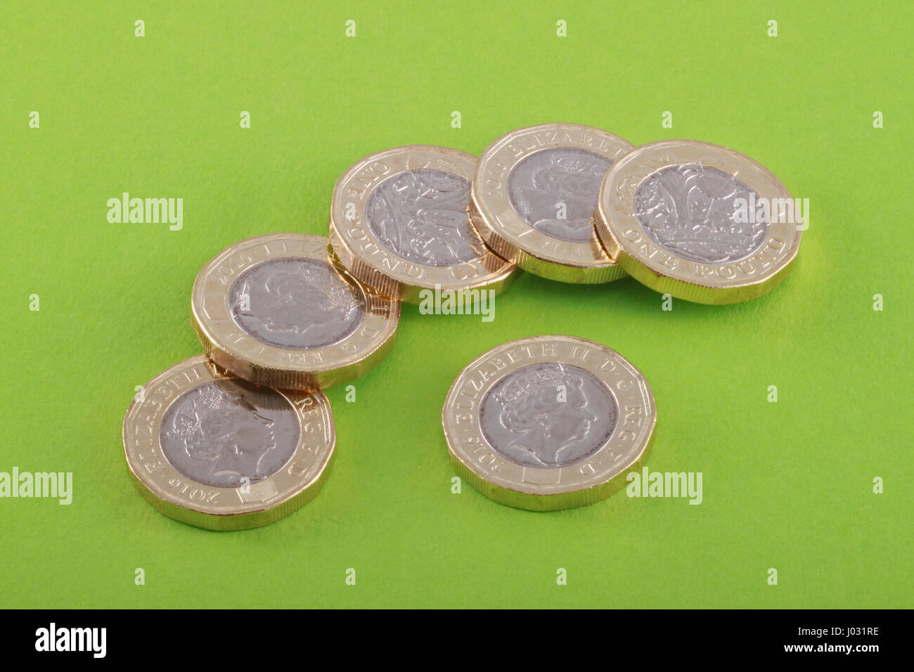 New British, Regno Unito una libbra di monete su uno sfondo verde. Esso è stato rilasciato in circolazione il 28 marzo 2017. Foto Stock