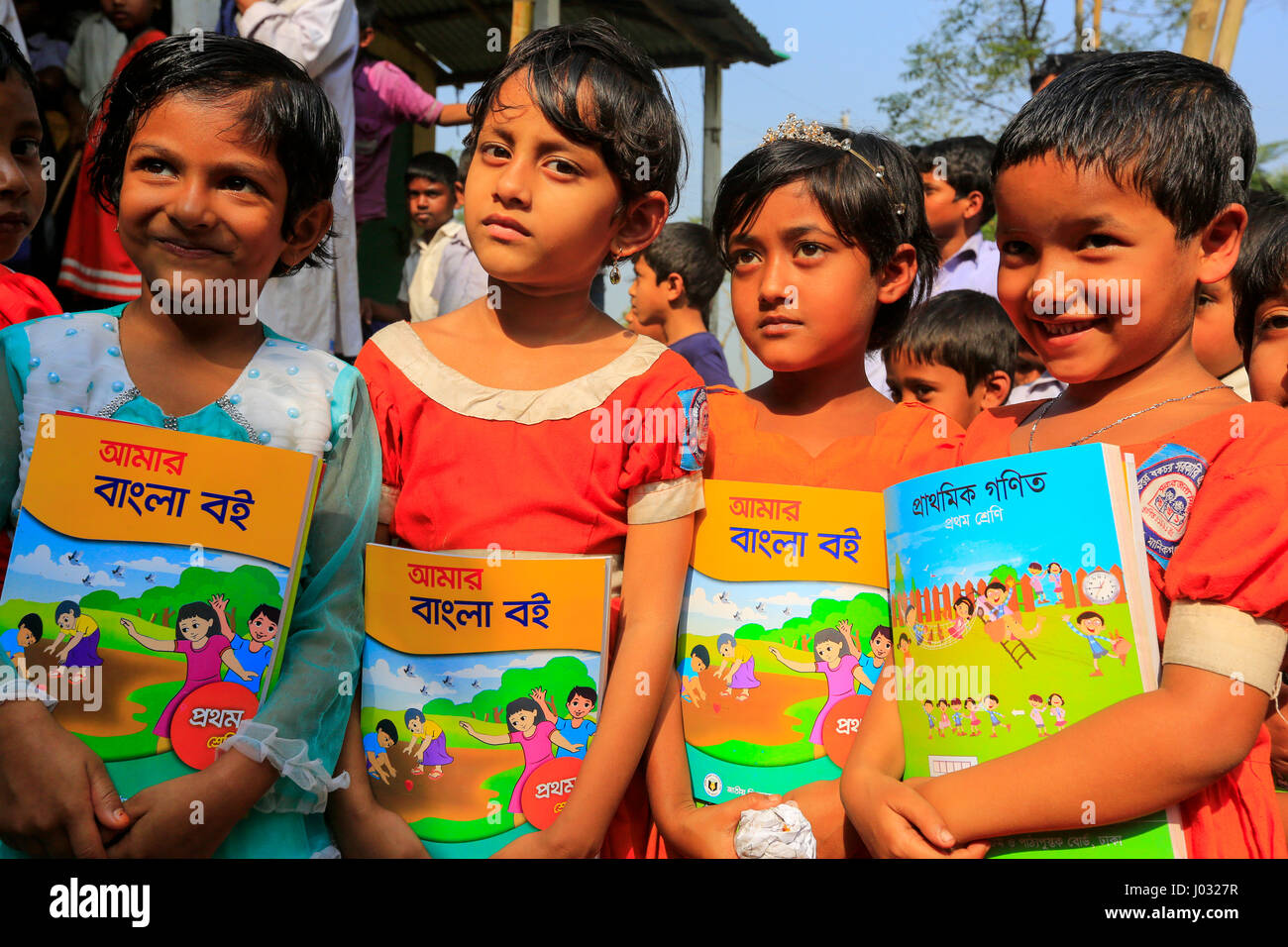 Gli studenti in attesa di nuovi libri di testo, distribuiti da primarie e di massa del Ministero dell'istruzione. Manikganj, Bangladesh. Foto Stock