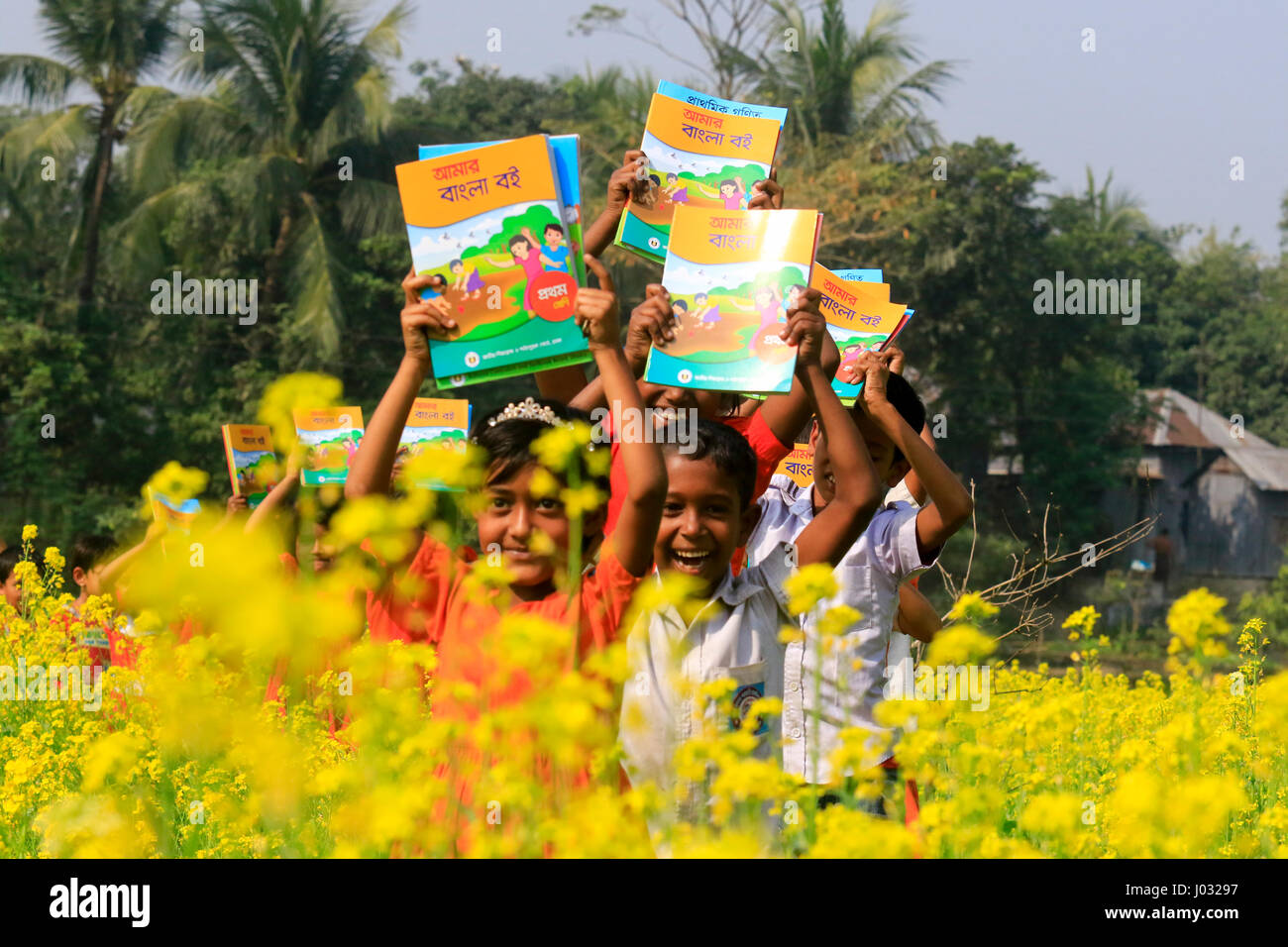 Gli studenti celebrare come si ricevono i nuovi libri di testo per le nuove classi a Singair in Manikganj, Bangladesh. Foto Stock