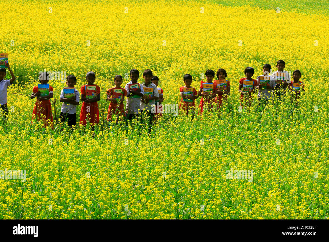 Gli studenti in attesa di nuovi libri di testo, distribuiti da primarie e di massa del Ministero dell'istruzione. Manikganj, Bangladesh. Foto Stock