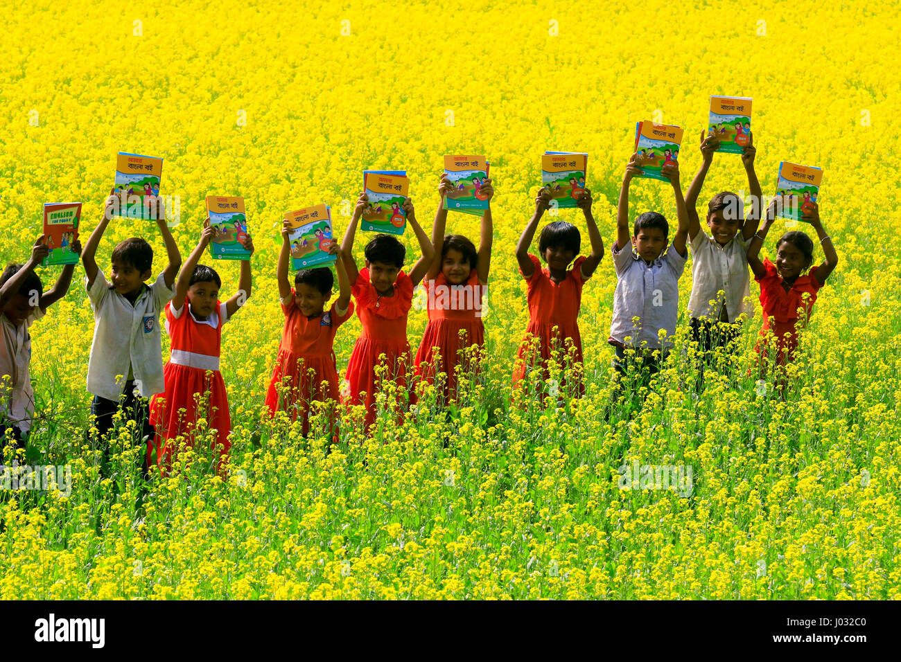 Gli studenti in attesa di nuovi libri di testo, distribuiti da primarie e di massa del Ministero dell'istruzione. Manikganj, Bangladesh. Foto Stock