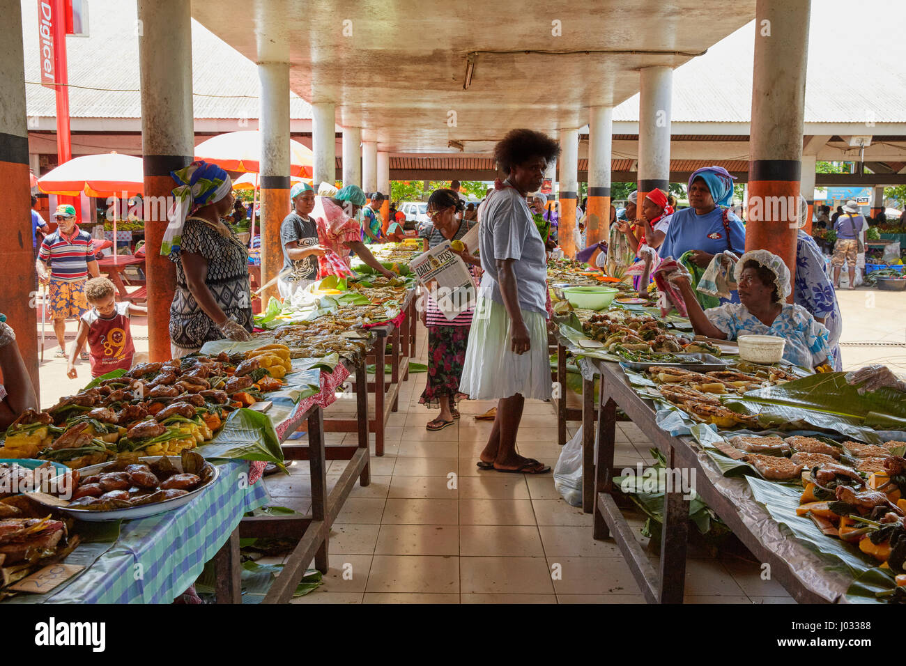 Le donne che vendono alimenti al mercato principale in Port Vila, l'isola di Efate, Vanuatu Foto Stock