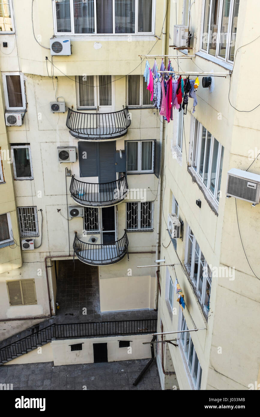 Edificio di appartamenti nel centro di Tbilisi, Georgia, Europa orientale Foto Stock