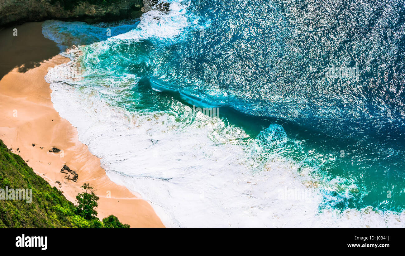 Enorme ondata in rotolamento sulla spiaggia Kelingking Foto Stock