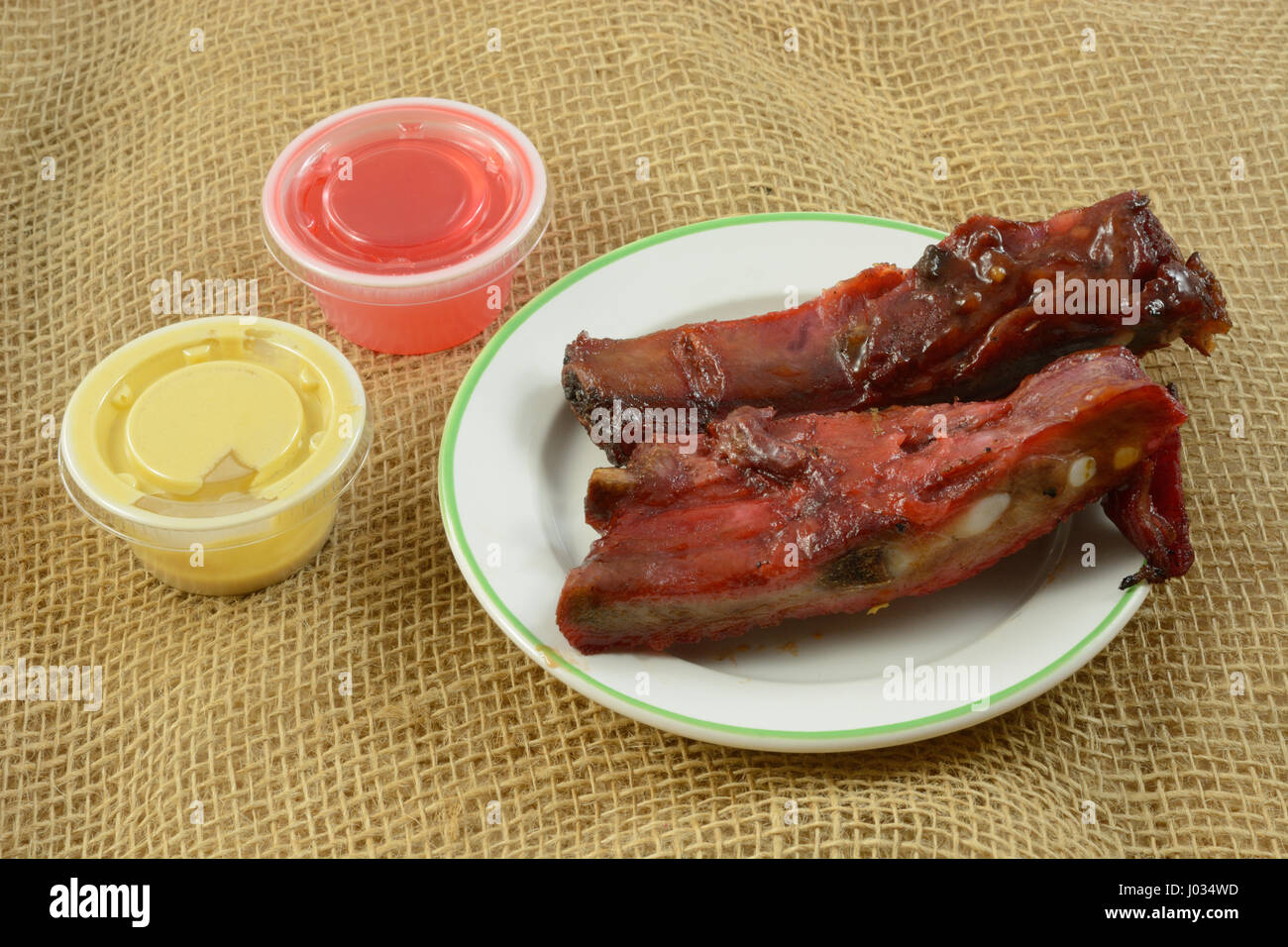 Estrarre il barbeque Costolette antipasto con senape e salsa agrodolce Foto Stock