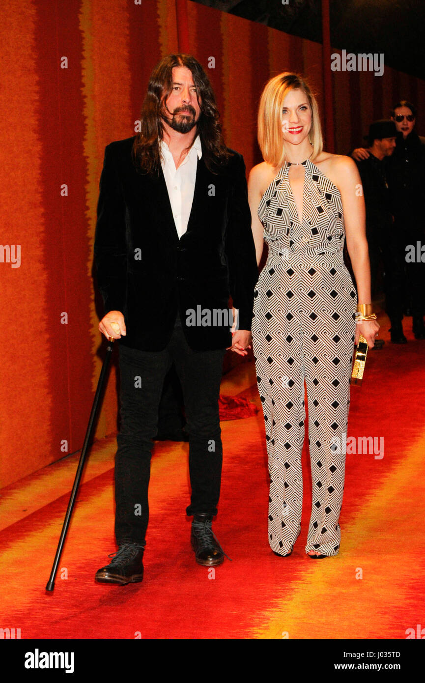 Dave Grohl e moglie Jordyn Blum assiste del HBO Emmy 2015 dopo essere partito al Pacific Design Center su settembre 20th, 2015 a Los Angeles, California. Foto Stock