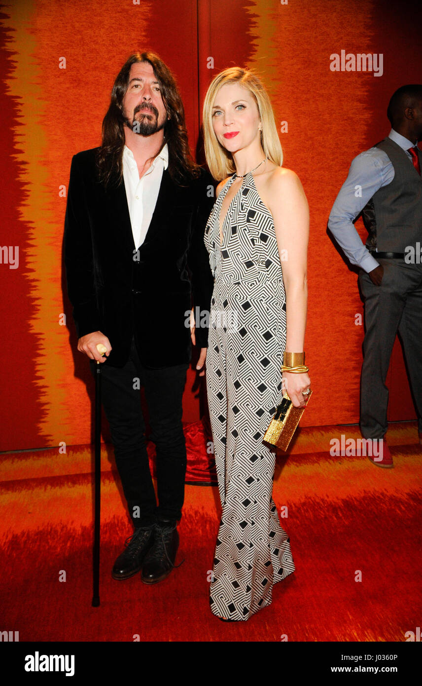 Dave Grohl e moglie Jordyn Blum assiste del HBO Emmy 2015 dopo essere partito al Pacific Design Center su settembre 20th, 2015 a Los Angeles, California. Foto Stock