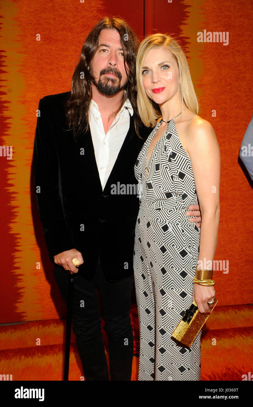 Dave Grohl e moglie Jordyn Blum assiste del HBO Emmy 2015 dopo essere partito al Pacific Design Center su settembre 20th, 2015 a Los Angeles, California. Foto Stock