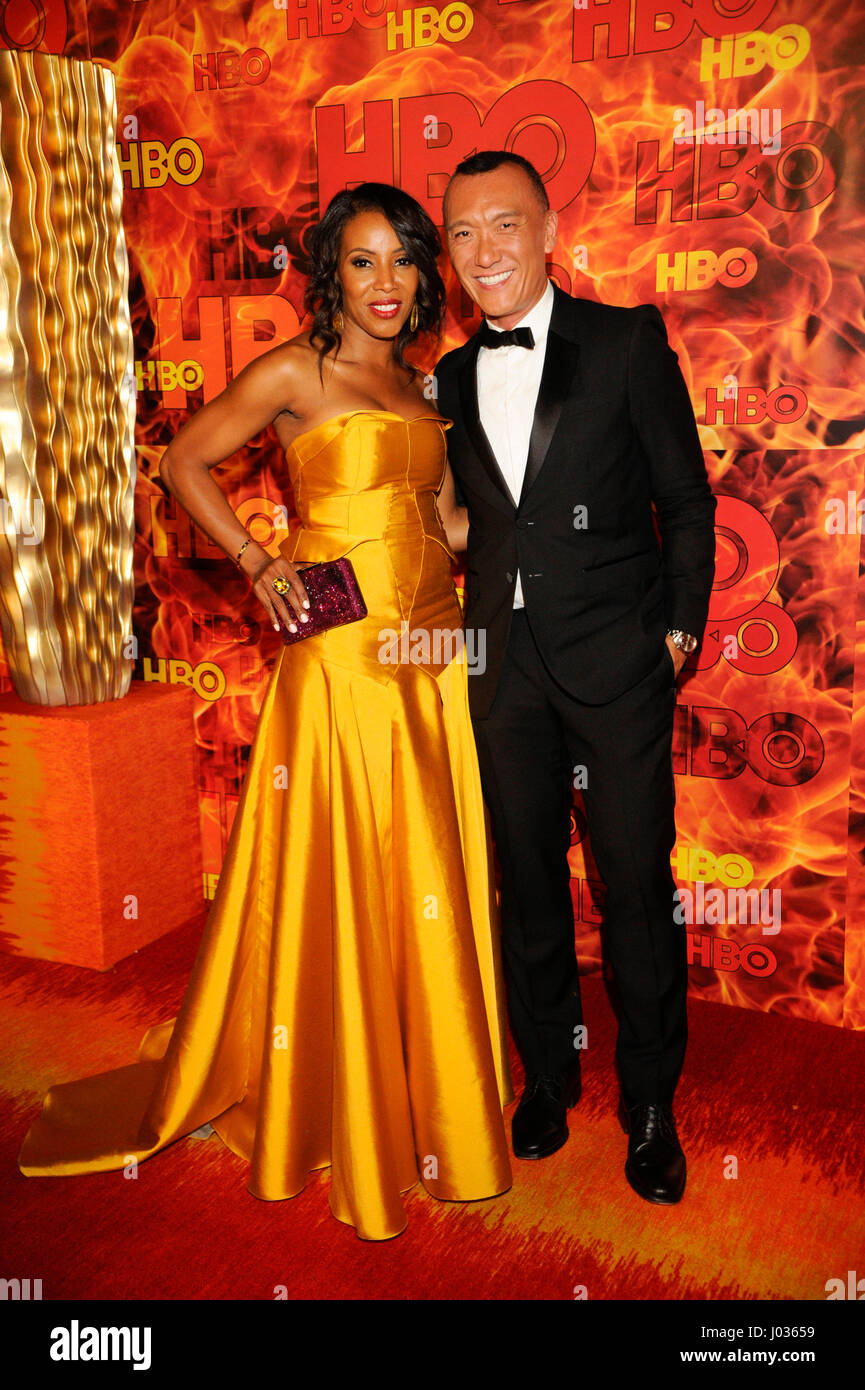 Joe Zee (r) e giugno Ambrogio assiste del HBO Emmy 2015 dopo essere partito al Pacific Design Center su settembre 20th, 2015 a Los Angeles, California. Foto Stock Joe Zee (r) e giugno Ambrogio assiste del HBO Emmy 2015 dopo essere partito al Pacific Design Center su settembre 20th, 2015 a Los Angeles, California. Foto Stock