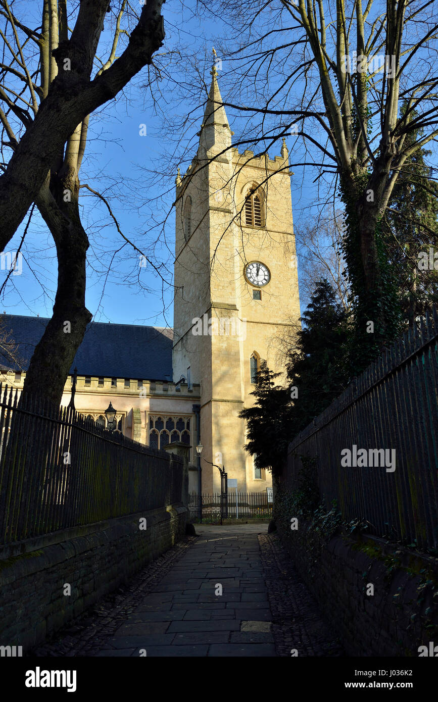 Torre di St James Priory visto dal sentiero di St James Park, Broadmead più antica costruzione in Bristol Foto Stock