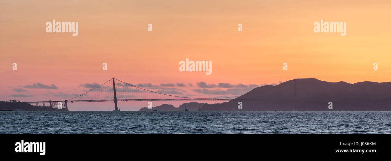 Golden Gate Bridge e Marin colline panorama al tramonto. Foto Stock