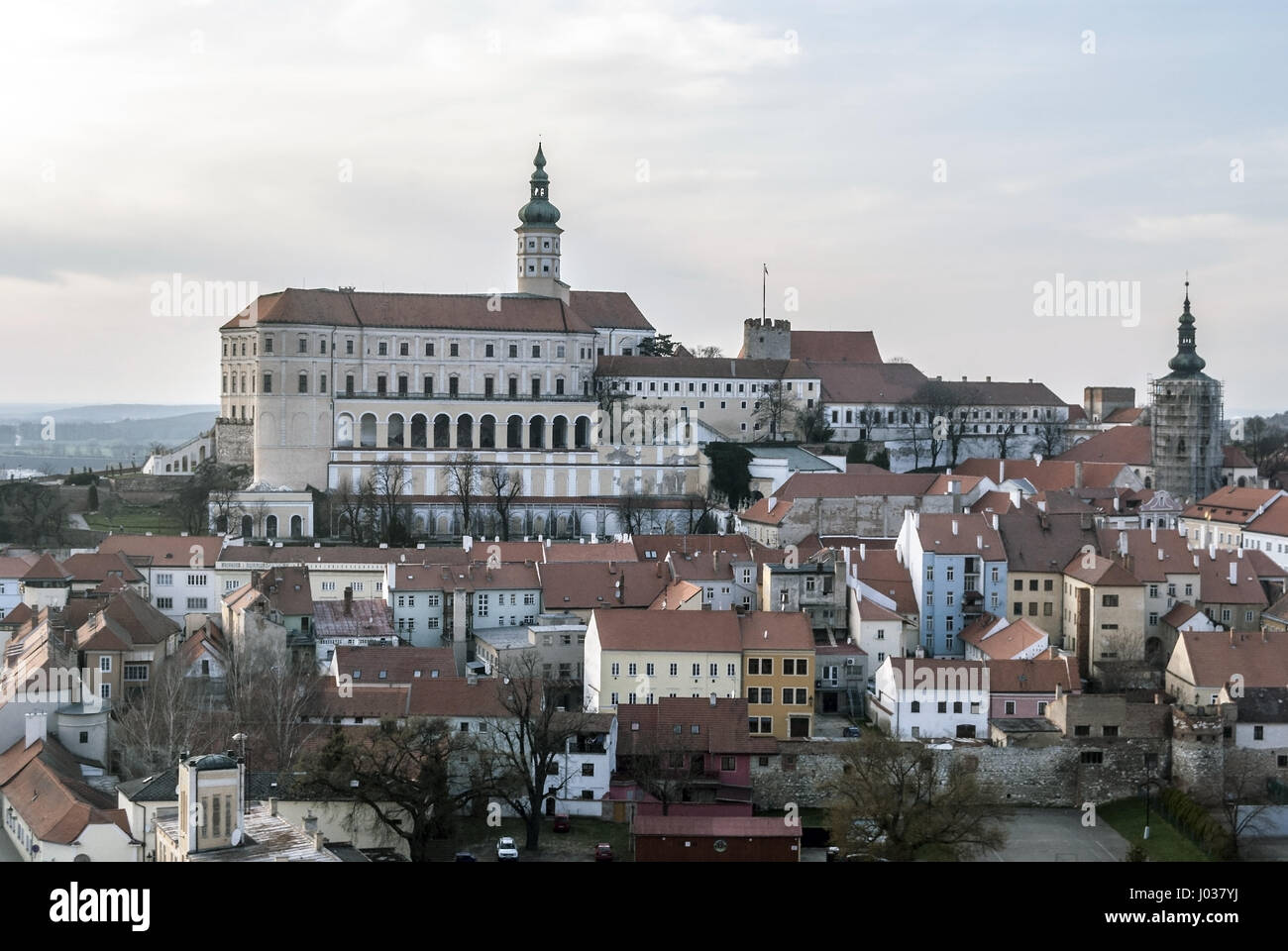 Panorama della storica città di Mikulov con castello e chiesa da olivetska hora collina nella parte meridionale della pavlovske vrchy montagne durante la bella spr Foto Stock