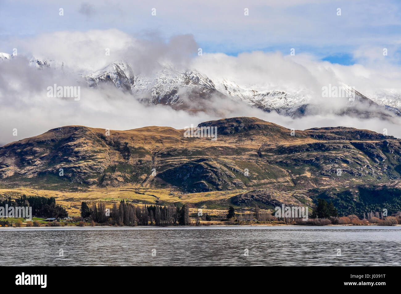 Vette innevate vicino a Wanaka nel sud della regione dei laghi di Nuova Zelanda Foto Stock Vette innevate vicino a Wanaka nel sud della regione dei laghi di Nuova Zelanda Foto Stock
