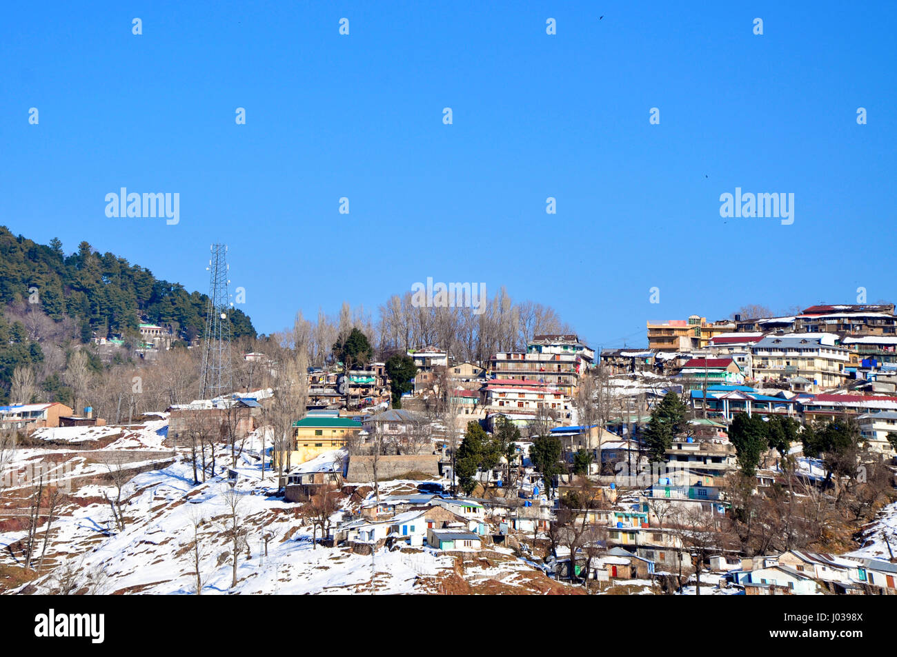 Vista maestosa di un villaggio in Himalaya durante l'inverno Foto Stock
