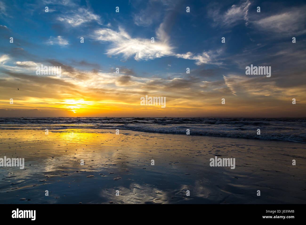 Il sole sorge presso la spiaggia su una mattina nuvoloso su Amelia Island, Florida. Foto Stock
