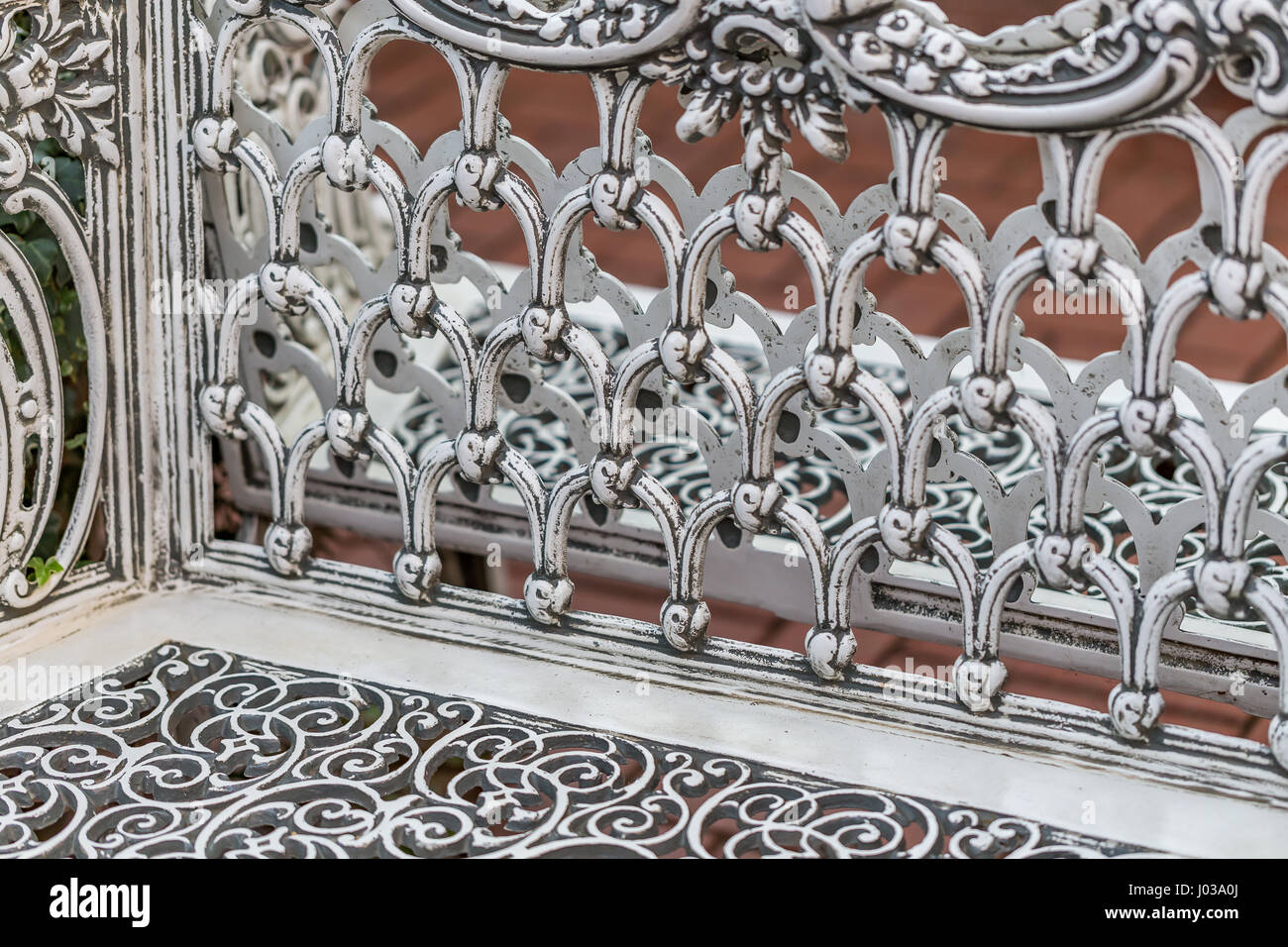 Dettaglio del modello su un ferro battuto banco in un parco. Foto Stock