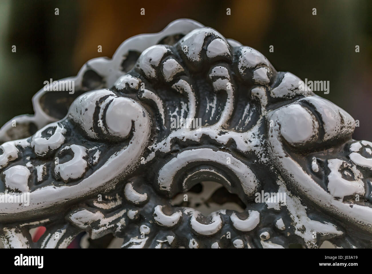 Dettaglio del modello su un ferro battuto banco in un parco. Foto Stock