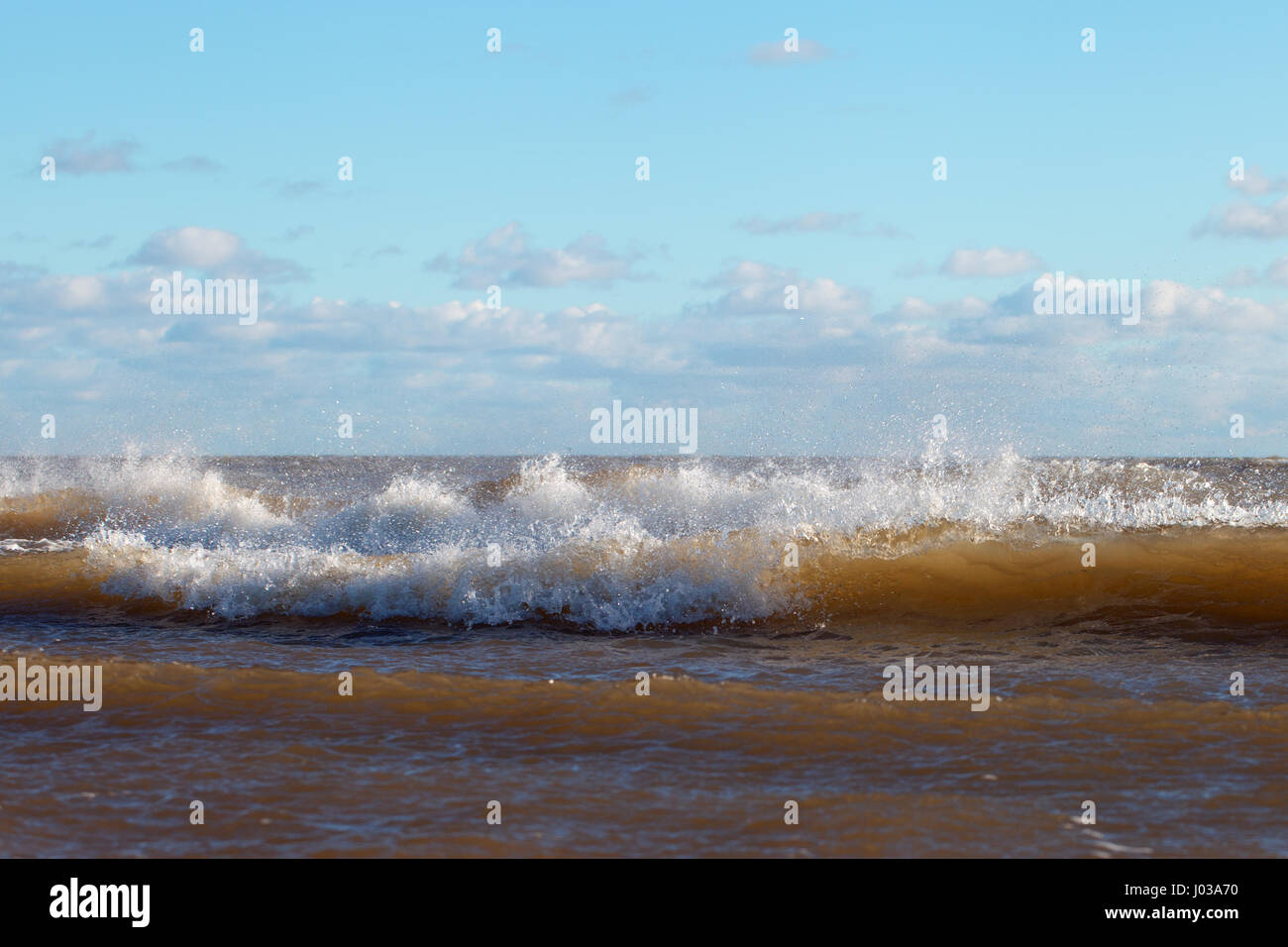 Le onde nel Mar Baltico a capo Kolka, Lettonia. Foto Stock