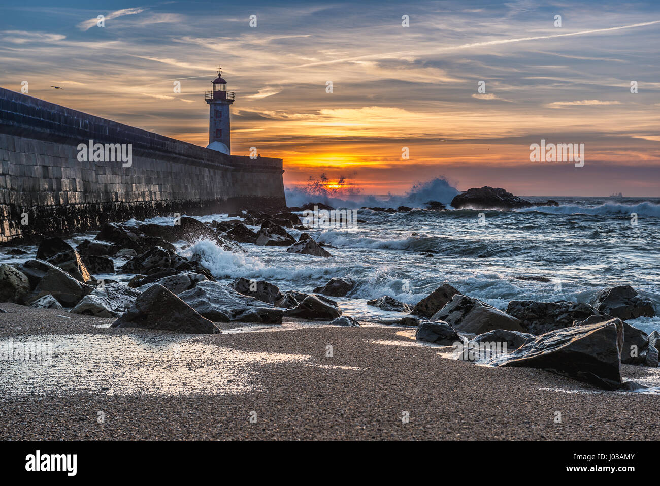 Vista da Carneiro spiaggia su un faro di Felgueiras durante il tramonto sull'Oceano Atlantico in Foz do Douro distretto della città di Porto, Portogallo Foto Stock