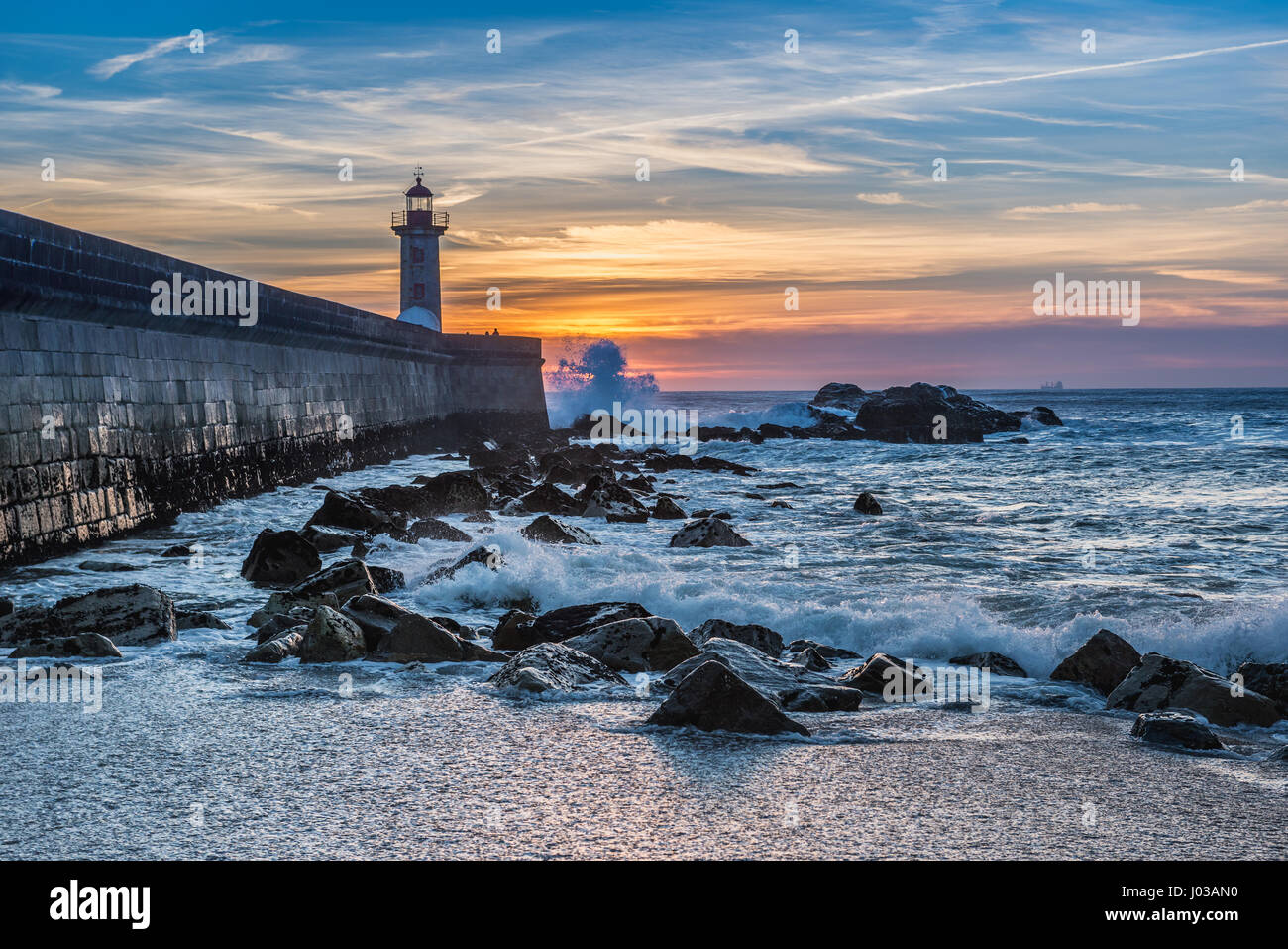 Vista da Carneiro spiaggia su un faro di Felgueiras durante il tramonto sull'Oceano Atlantico in Foz do Douro distretto della città di Porto, Portogallo Foto Stock