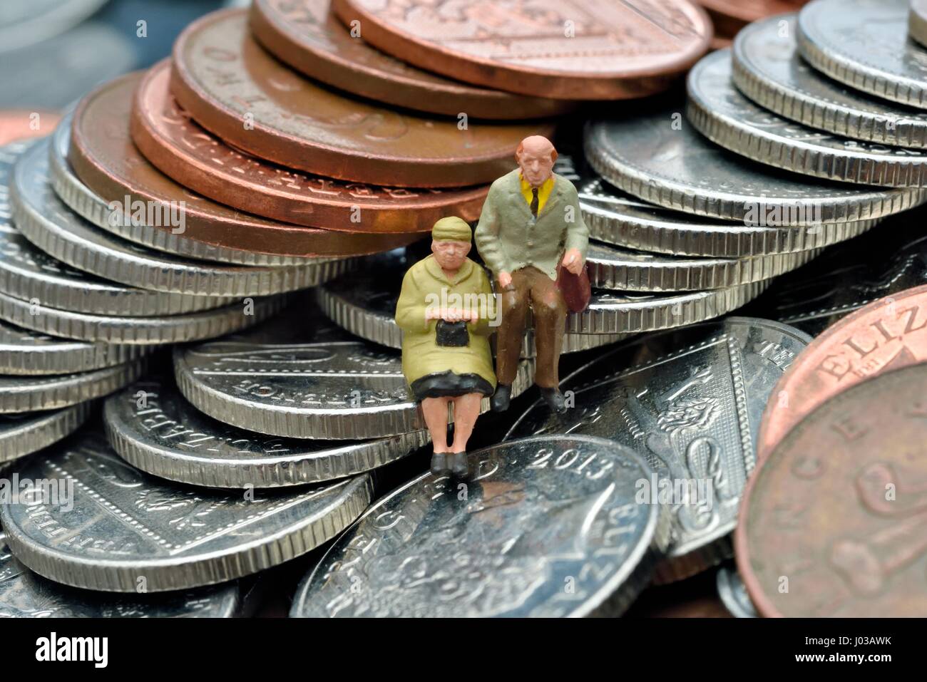 Coppia di pensionati con denaro contante, monete Foto Stock