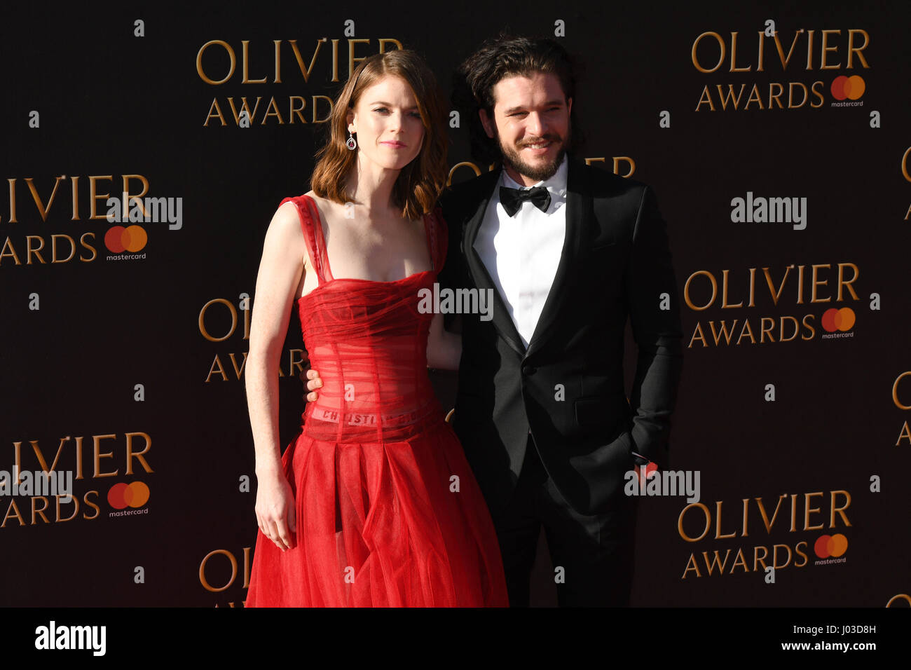 Rose Leslie e Kit Harrington frequentando il Olivier Awards 2017, tenutosi presso la Royal Albert Hall di Londra. Foto Stock