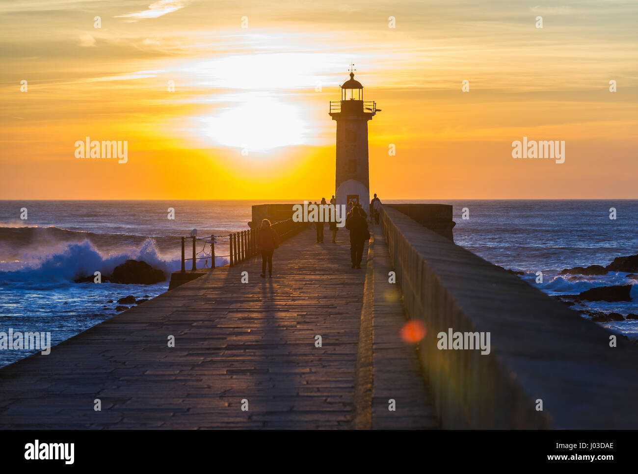 Faro di Felgueiras durante il tramonto sull'Oceano Atlantico in Foz do Douro distretto della città di Porto, la seconda più grande città in Portogallo Foto Stock