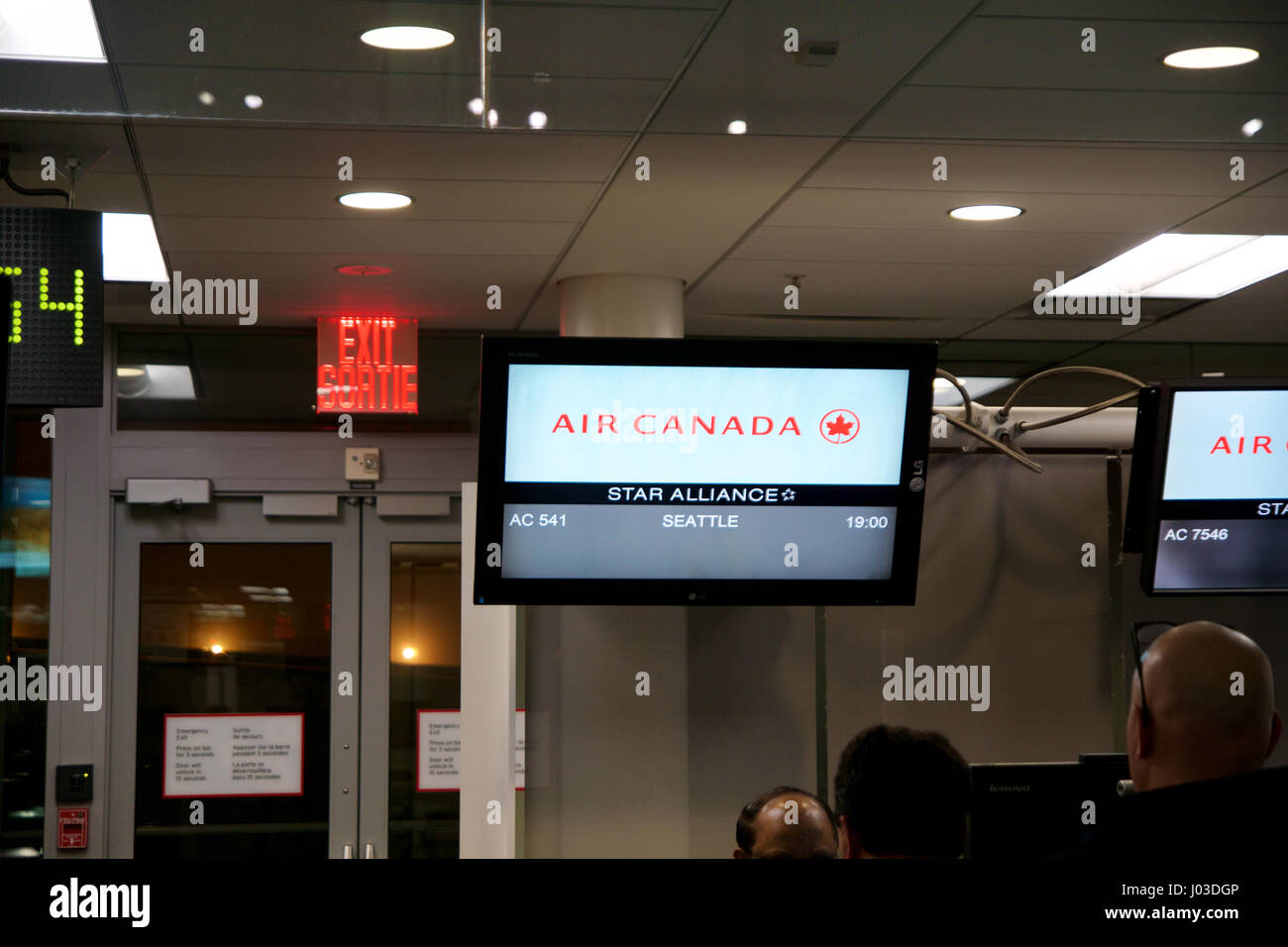 TORONTO, Canada - JAN 21st, 2017: Air Canada gate di imbarco in aeroporto di YYZ sul mio modo di Seattle, schermata di partenza Foto Stock