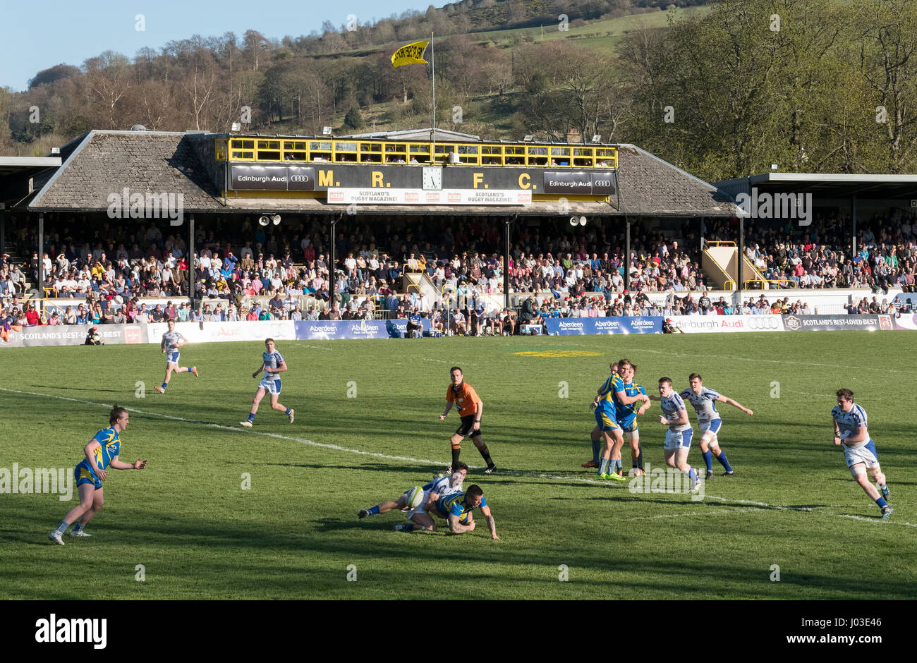 Una grande folla guarda il 2017 Aberdeen Asset Melrose Sevens al Greenyards, Melrose, Scottish Borders. Foto Stock