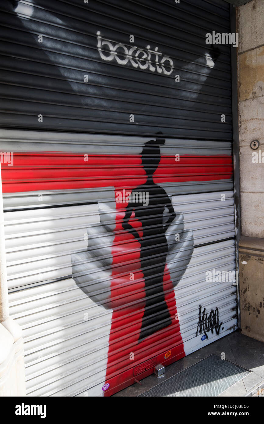 Graffiti su una tapparella di un edificio a Barcellona Spagna Europa UE Foto Stock