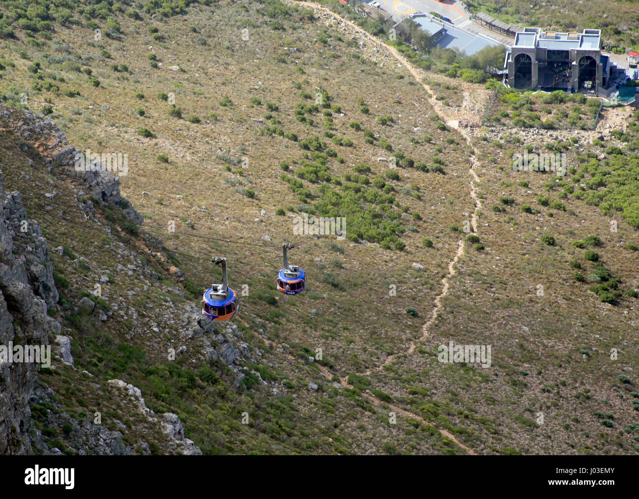 Table Mountain funivia gondole viaggio tra la base e il vertice della montagna, al di sopra di Città del Capo in Sud Africa il 5 marzo 2017. © Giovanni Voos Foto Stock