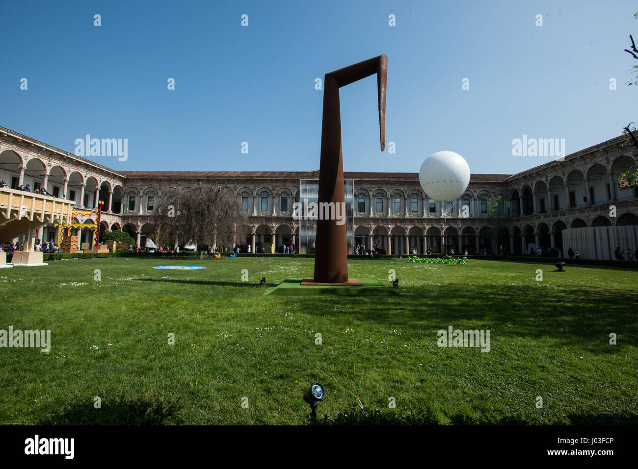 I distretti della moda e del Design di Milano si incrociano in un gioco di idee, tendenze e reciproca influenza Foto Stock