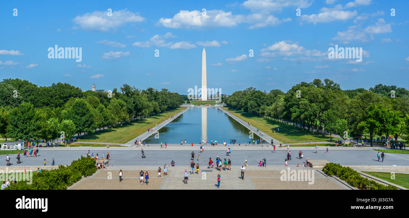 Riflettendo la piscina e il Monumento a Washington vista dal Lincoln Memorial scale. Washington D.C. Foto Stock